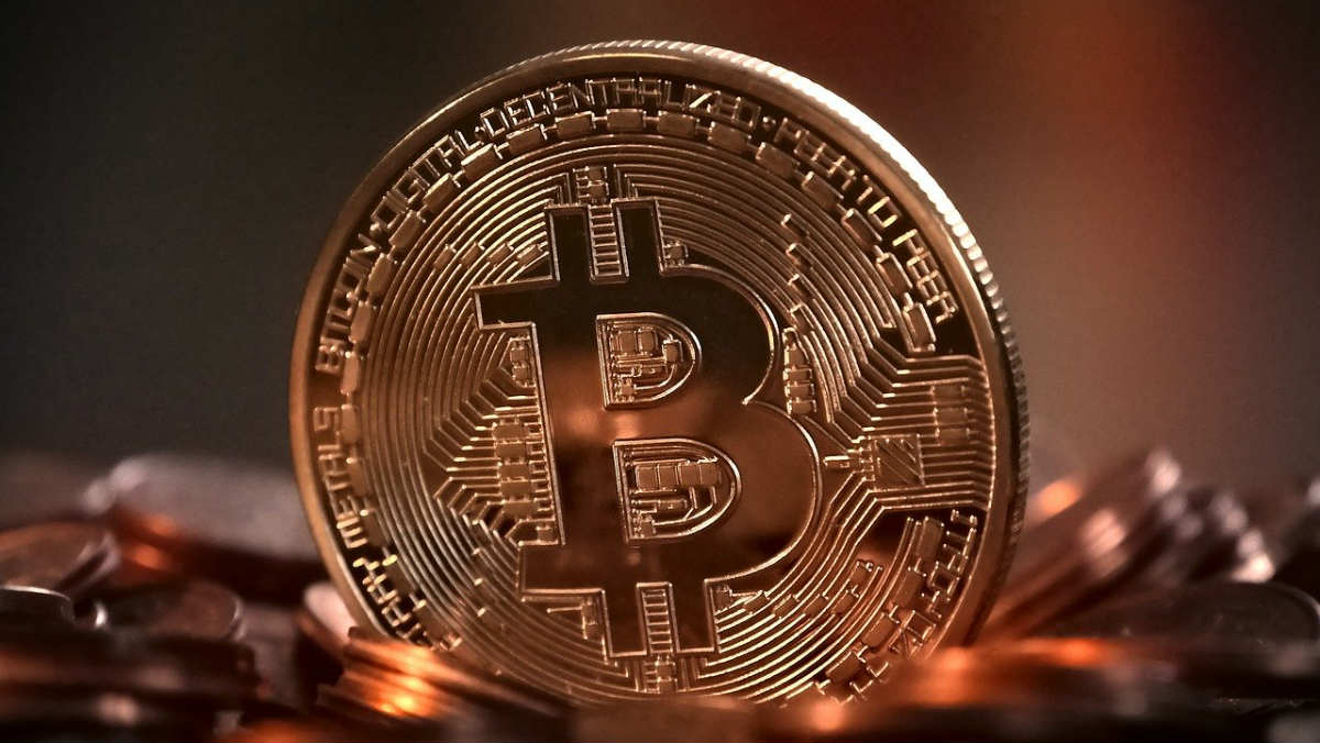 Bitcoin at Crossroads as Geopolitical Tensions Weigh on Price