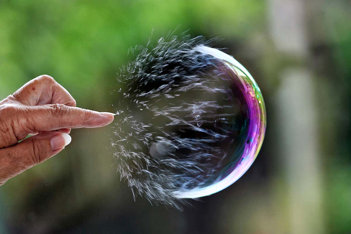 Financial Expert Foresees Huge Drop in Crypto Markets Amid U.S. Bubble Burst