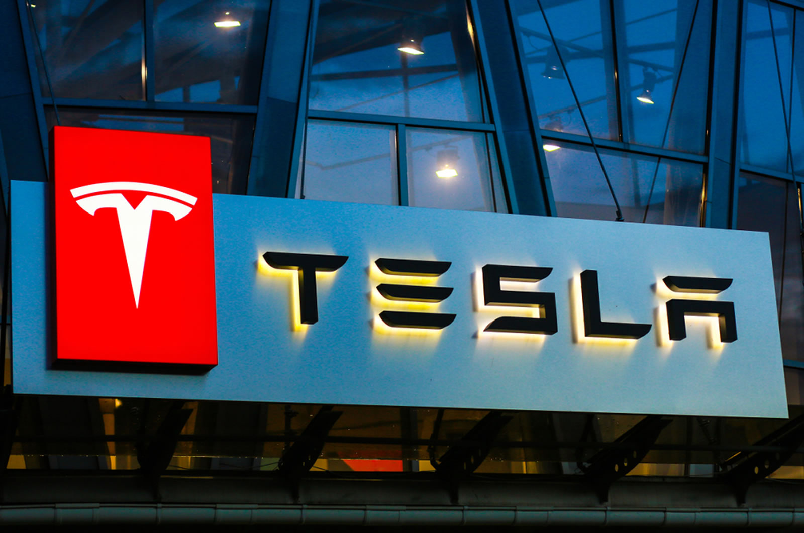 Wall Avenue Lifts Tesla Value Goal on AI Power, Warns of Fed Dangers