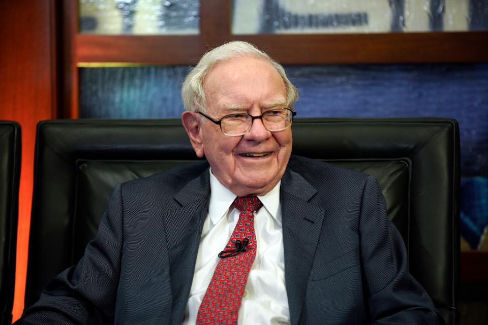 Warren Buffett Warns of U.S. Dollar Risks, Reflects on Capitalism’s Future