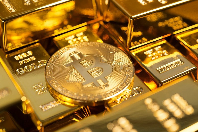 Gold is Hovering Around its ATH – What Does This Mean for Bitcoin?