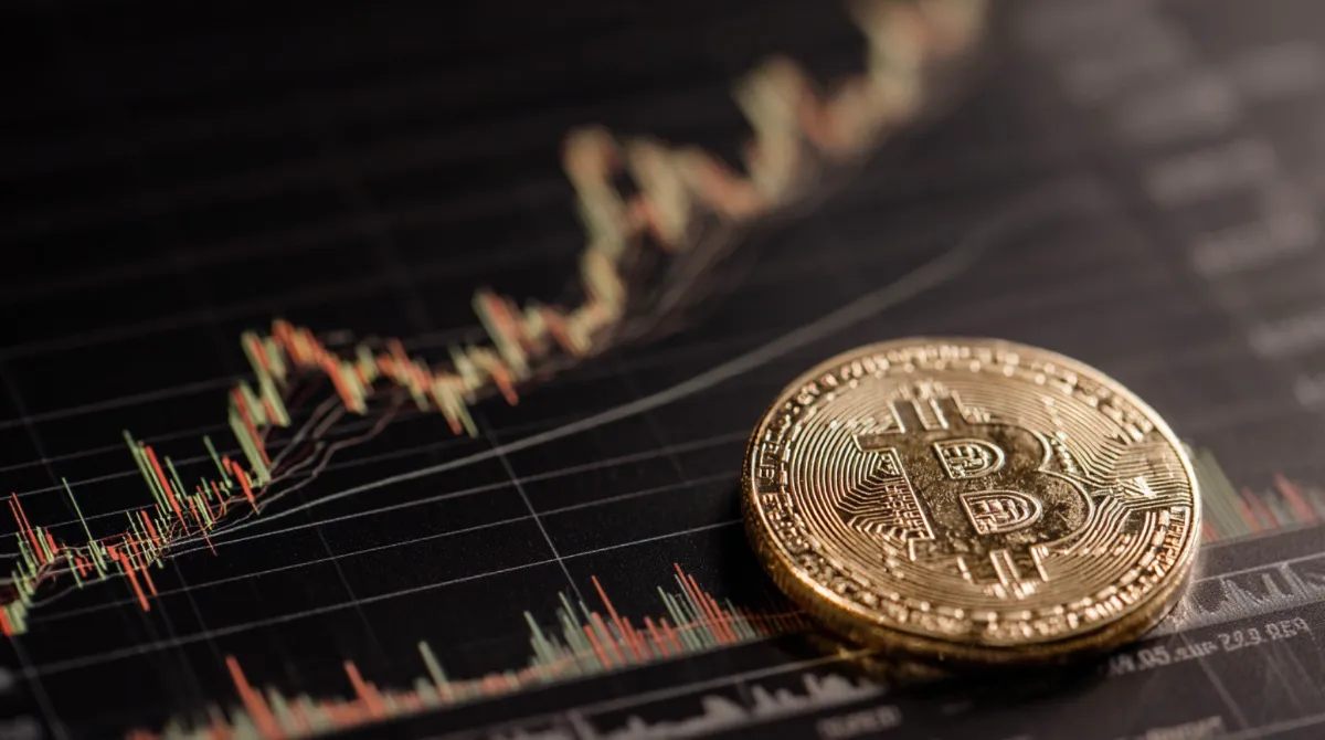 上昇するチャートとビットコイン