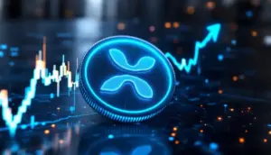 ニューヨーク証券取引所を背景に、急上昇するグラフの前に置かれたリップル（XRP）のシンボル。