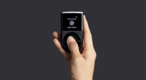 Biometric Walletを持つ手