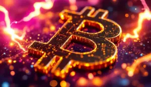 ビットコインのシンボルが結晶化し、未来的なグリッチ効果と稲妻に包まれている様子