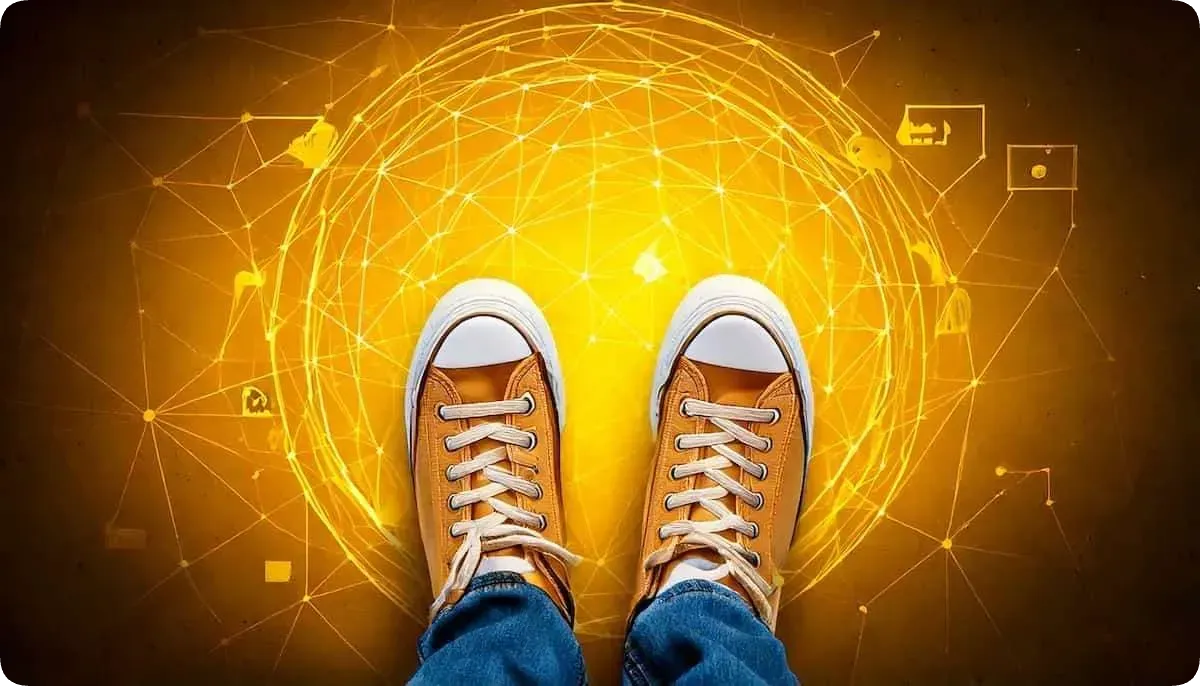 stepnのスニーカーが黄色のブロックチェーンの上に置いてある