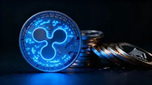 XRPコインが光を浴びて手前に立ち、背景でソラナのコインが崩れかけている様子を示す、ETF資金流出入の対比を表現した画像