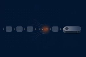 深い紺色の背景に連なるノードとブロックの鎖が、一点のオレンジ色の輝きとともに断ち切られる抽象イラスト