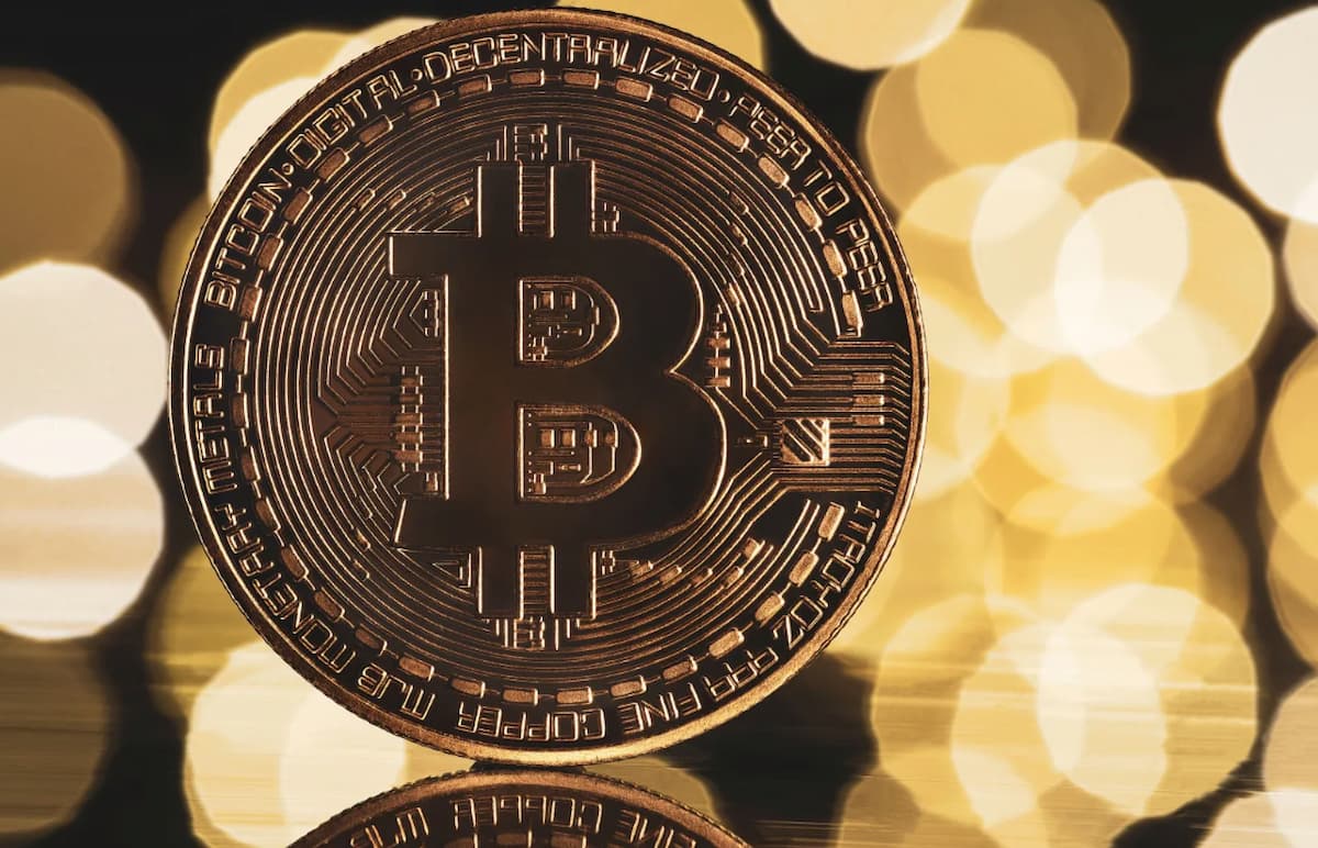 Bitcoin cena samazinās par 2,5% līdz 115 200 ASV dolāriem, jo vaļi pārskaita miljonus uz biržām