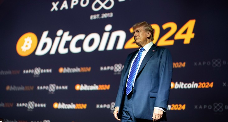trump na tle Bitcoin 2024