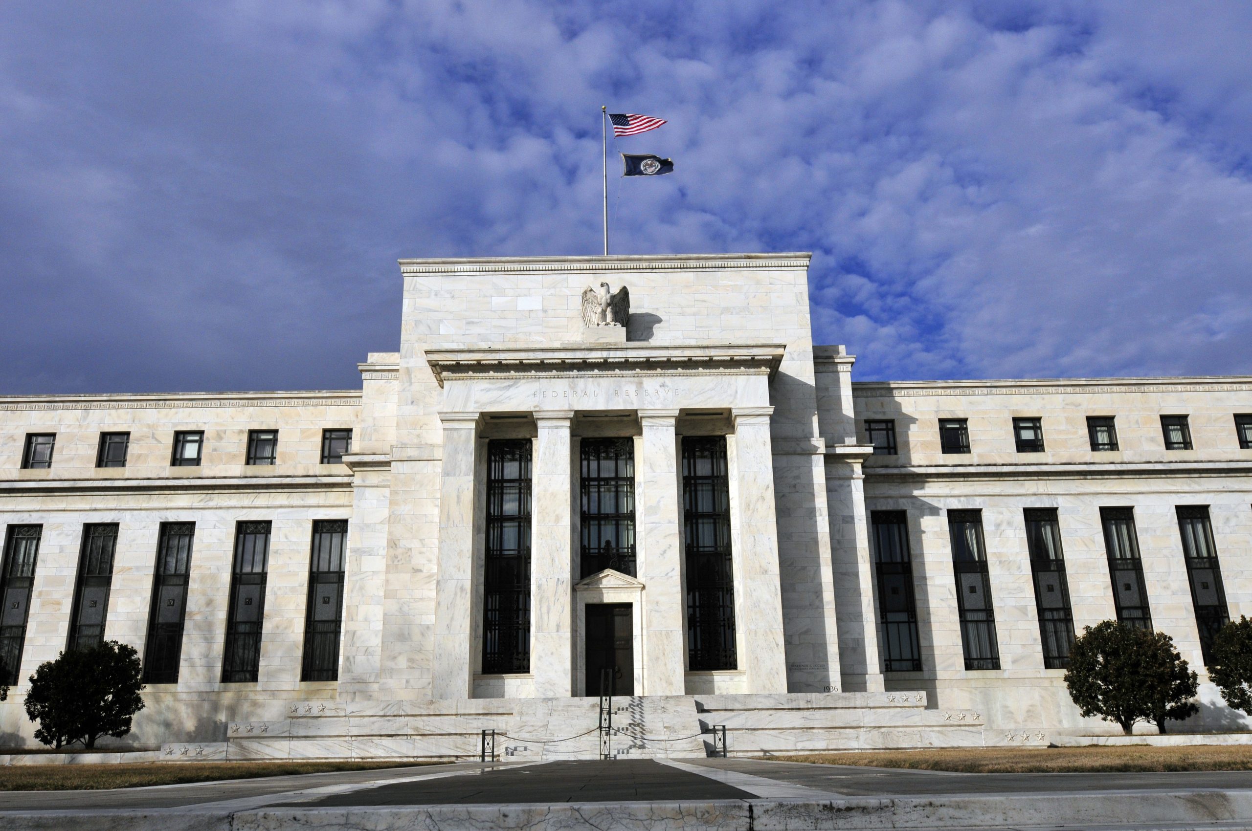Федералния резерв налага забрани за търговия с криптовалути, акции, комодити и други