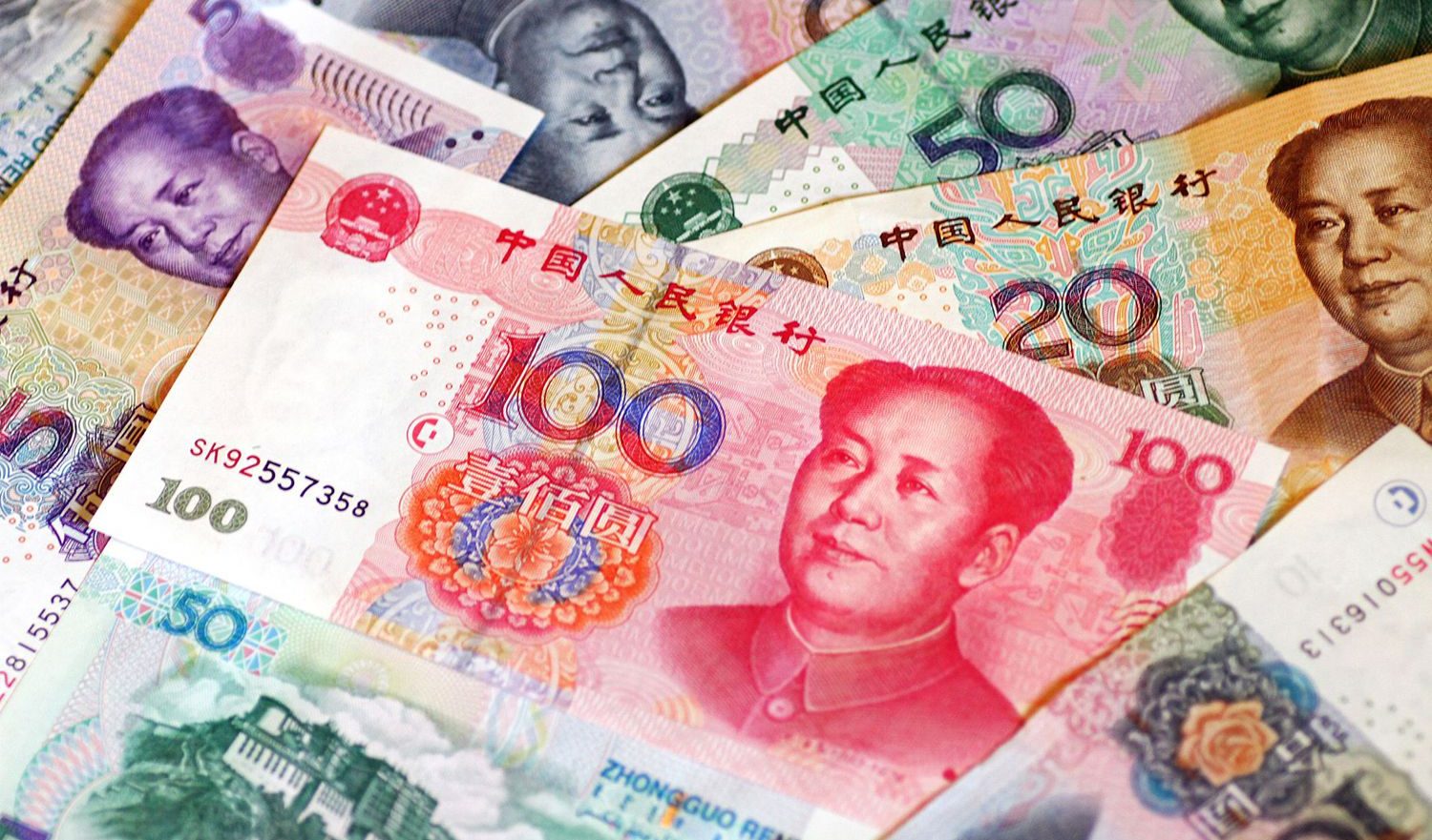 БРИКС: Китайският юан бавно измества долара от световната търговия
