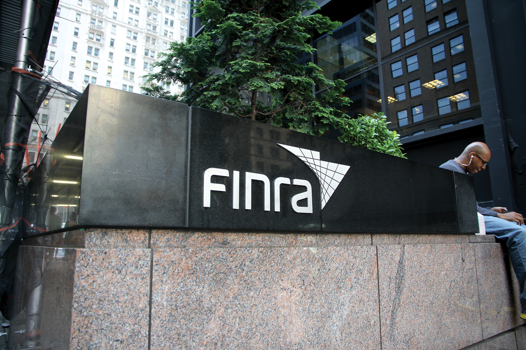 FINRA дава съвет относно разкриването на ICO измамите