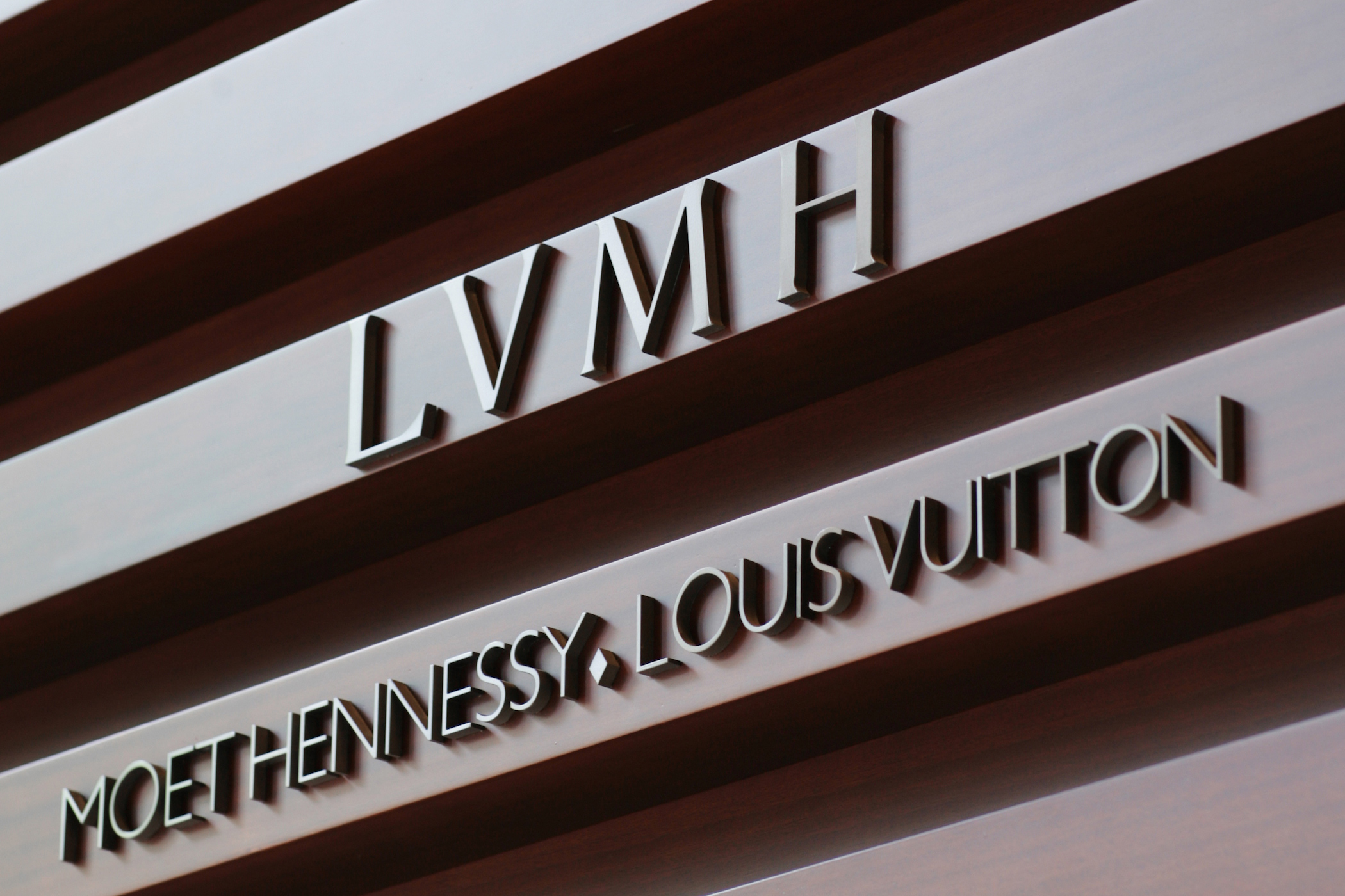 Компанията зад Louis Vuitton разработва DLT проект