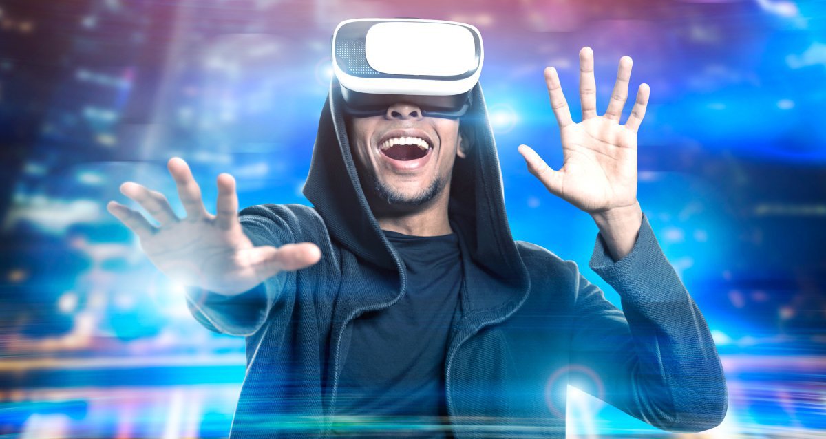 Децентрализиран VR свят където хората могат да срещат известни личности