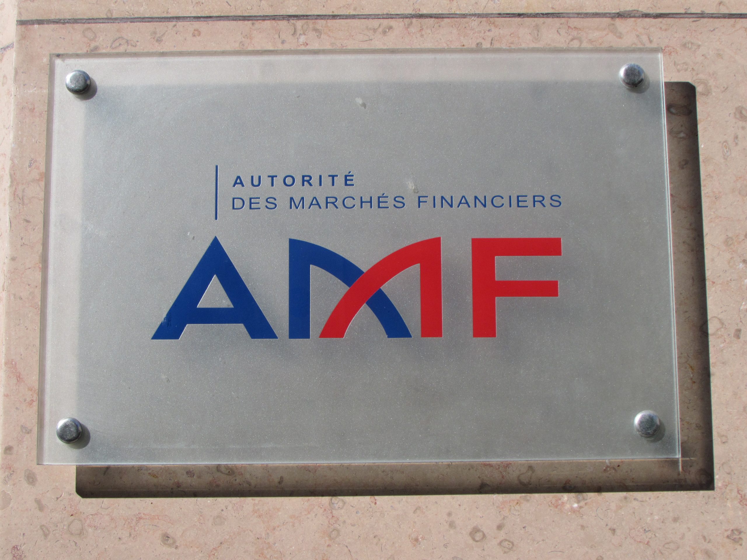 Френски регулатор предупреждава за нерегистрирани крипто фирми