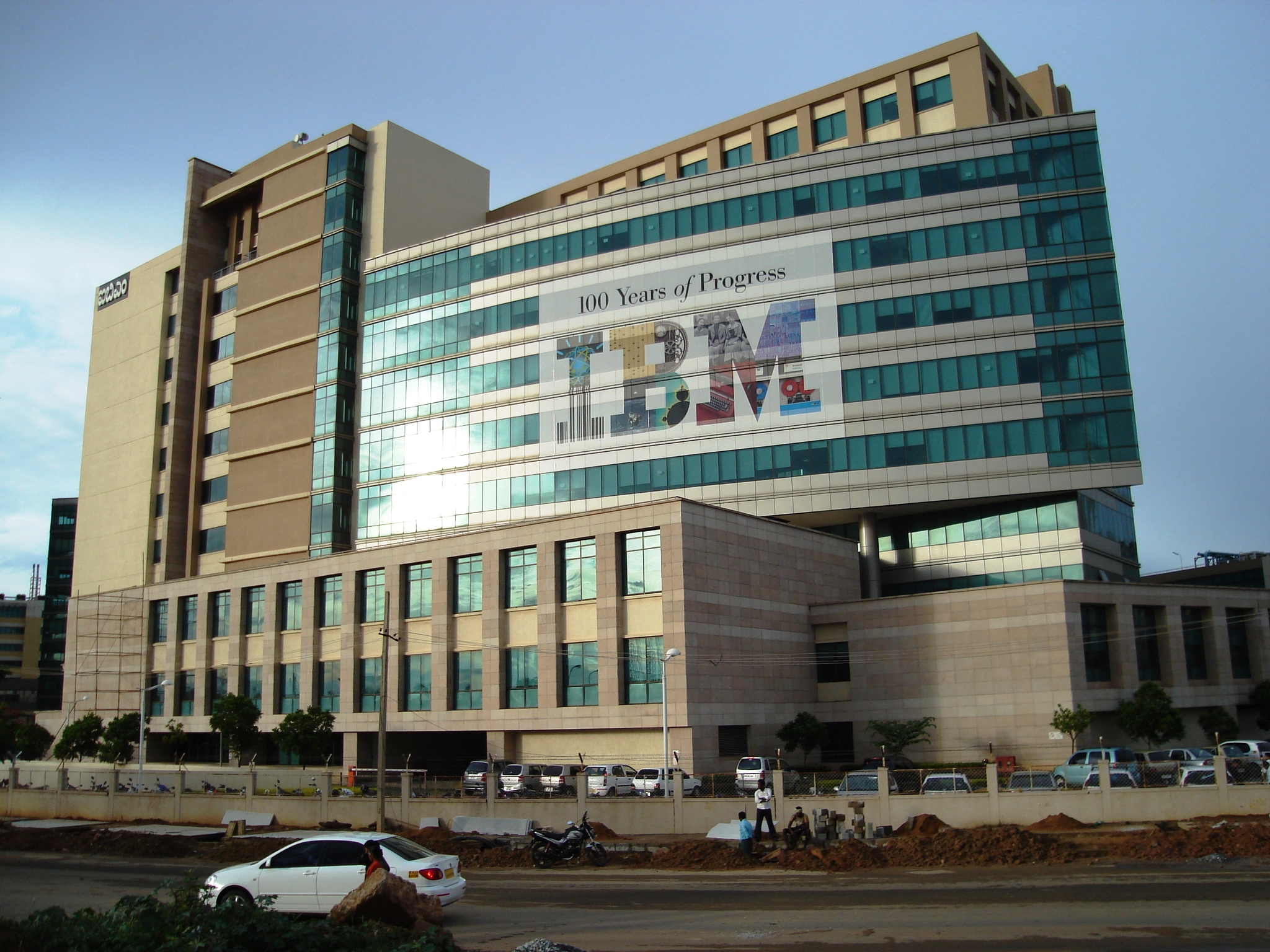 IBM с партньорство за $750 милиона с Австралия