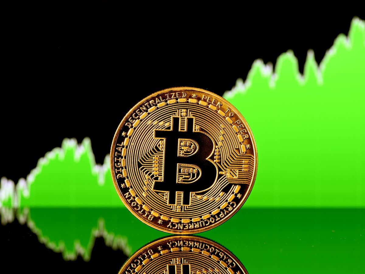 Bitcoin проби $43,000, очаква ли се рекорд през следващите седмици?