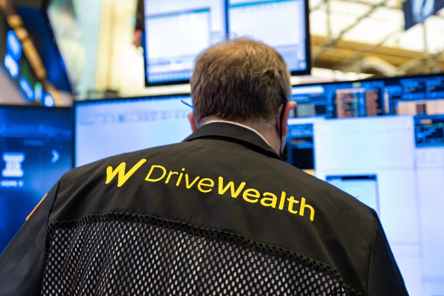 DriveWealth набират $400 милиона от SoftBank