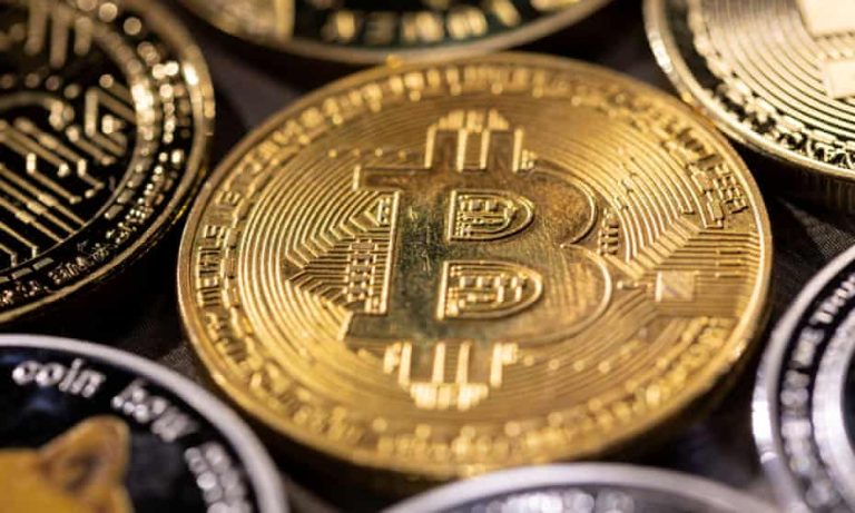 Биткойн се задържа под пиковата си стойност – предстои ли нов рекорд?