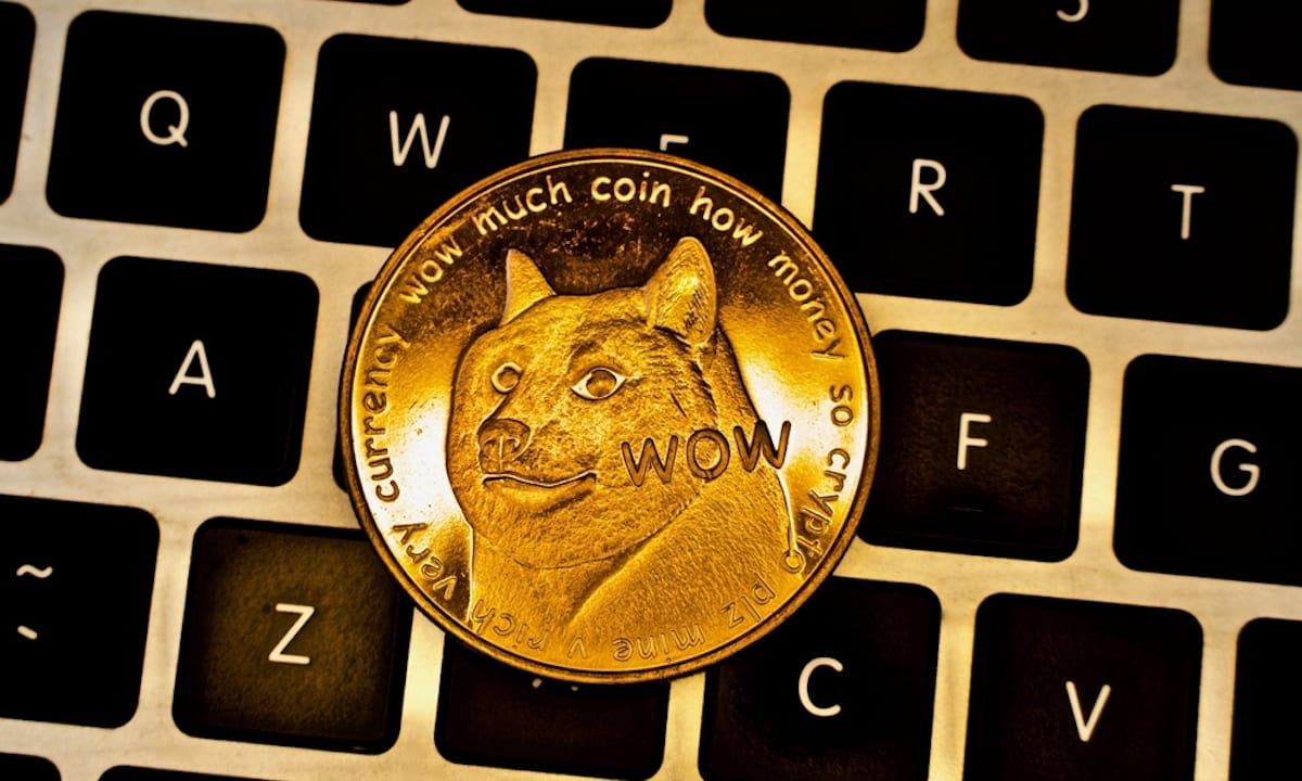 Dogecoin (DOGE), криптовалута, вдъхновена от мемета, показва модел на графиката,