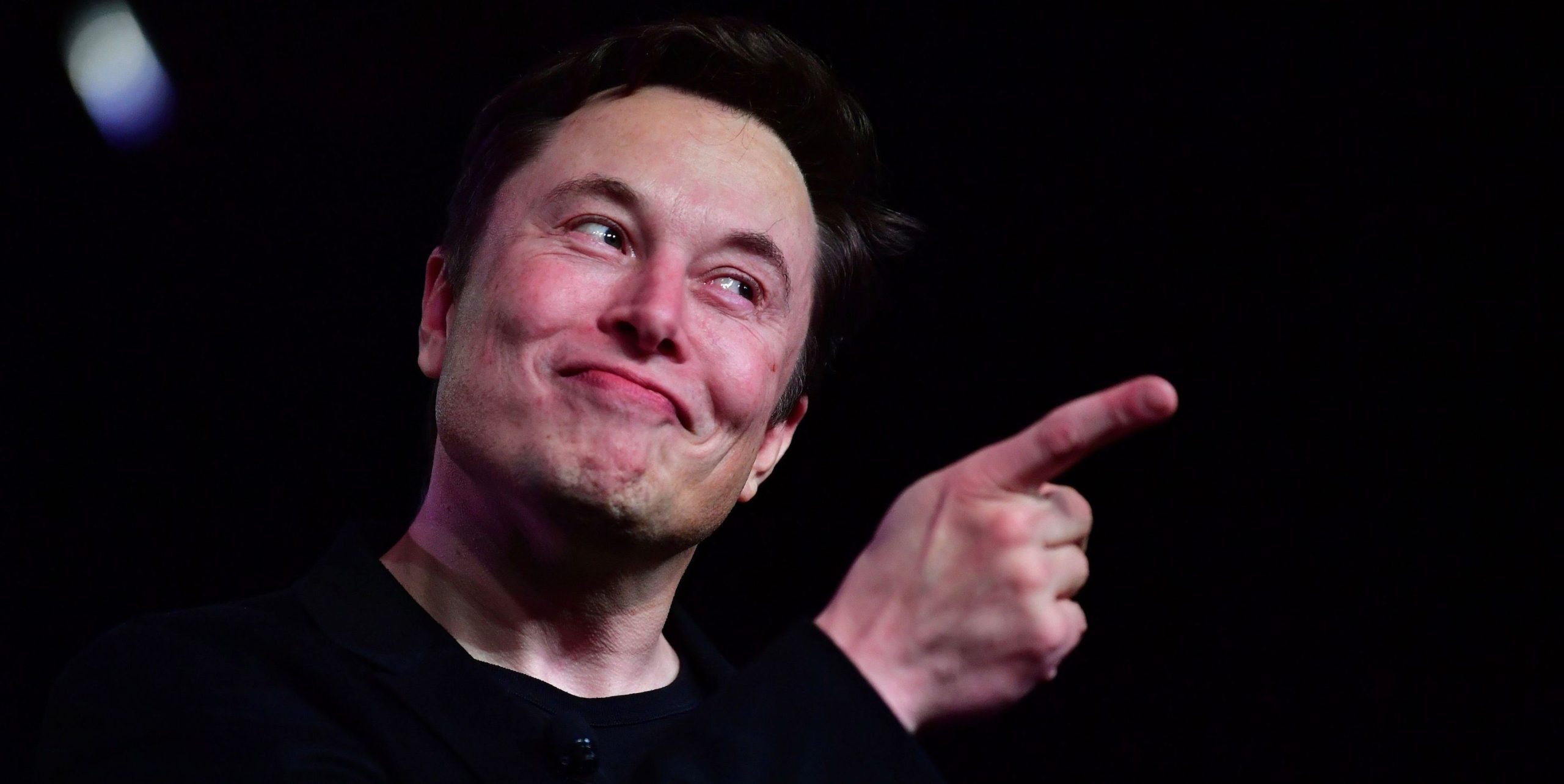 Илон Мъск призовава Уорън Бъфет да купува акции на Tesla