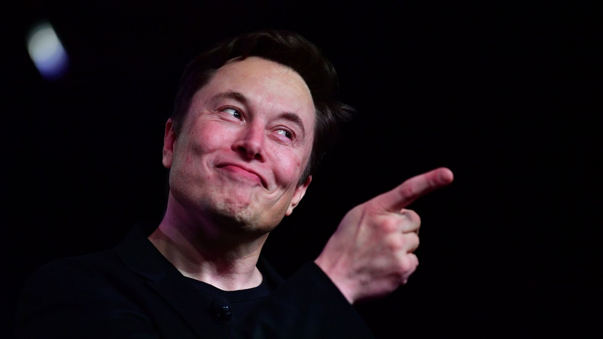 Илон Мъск и финансовият директор на Tesla приемат нови титли