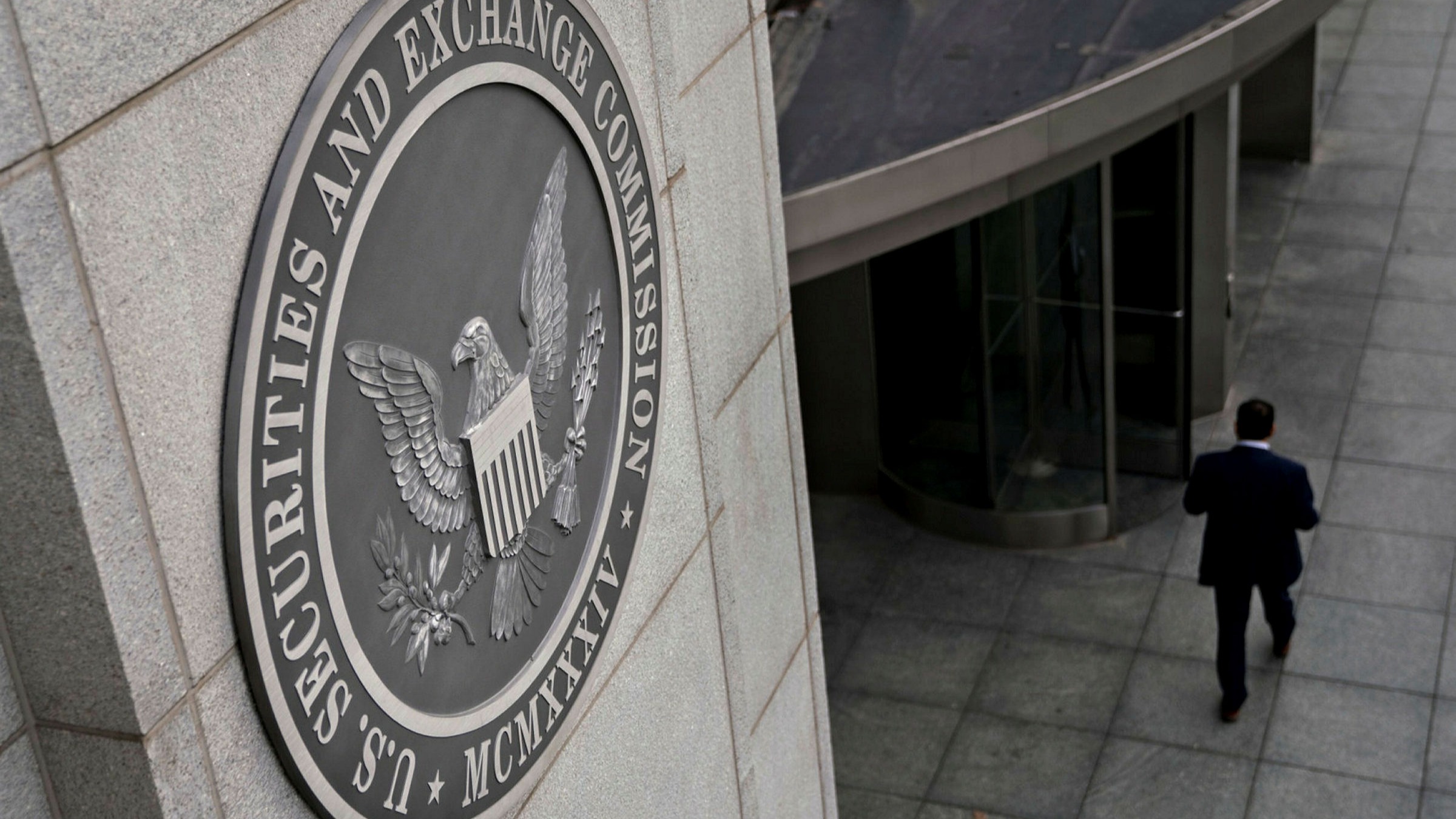 SEC обвини петима промоутъри на измама за $2 милиарда