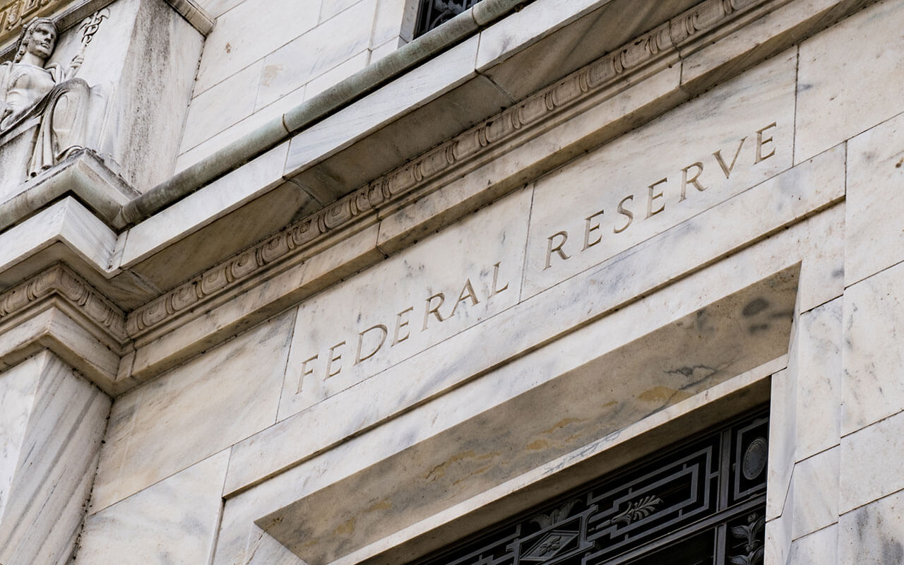 Риск от рецесия в САЩ още съществува, въпреки успокоението от Фед