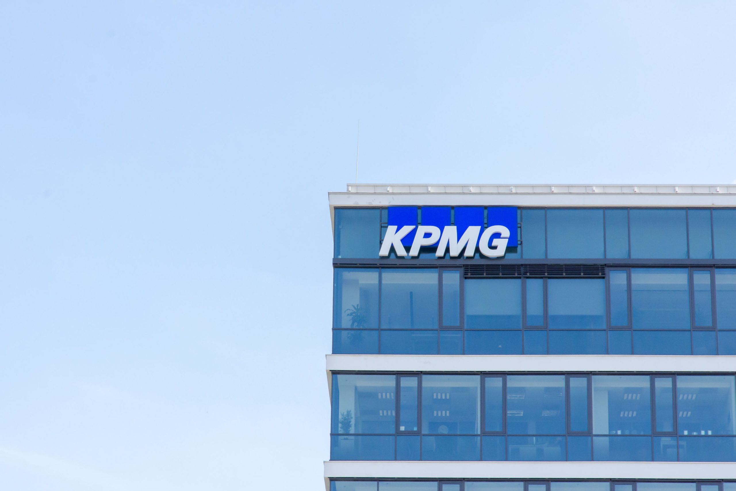 KPMG инвестира в Биткойн и Етериум