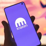 kraken лого върху телефон