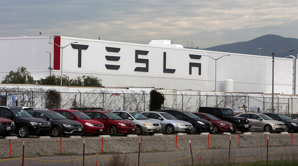 Tesla продължавa да държи 9,720 BTC въпреки трудната 2022 г.
