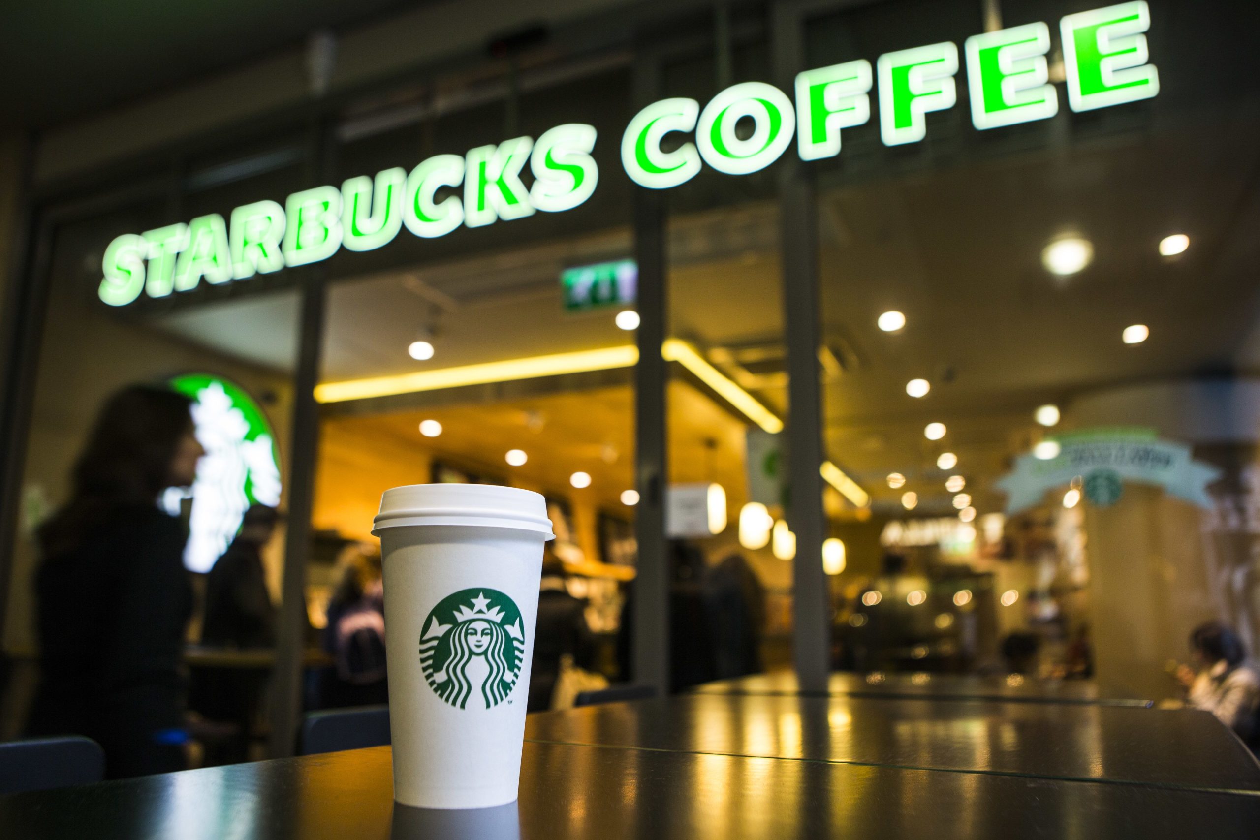 Баща и син управляват нелегална схема за $13 милиона от Starbucks
