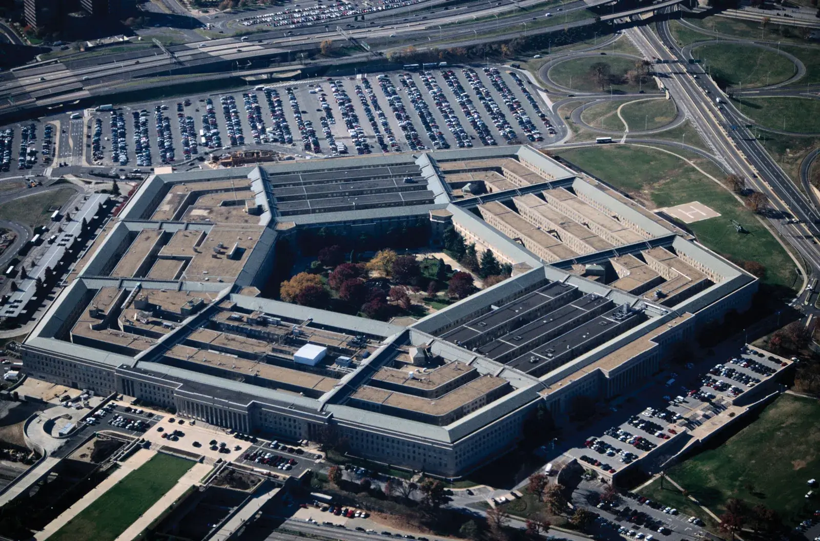 Фалшива експлозия в Пентагона разтърси фондовия пазар