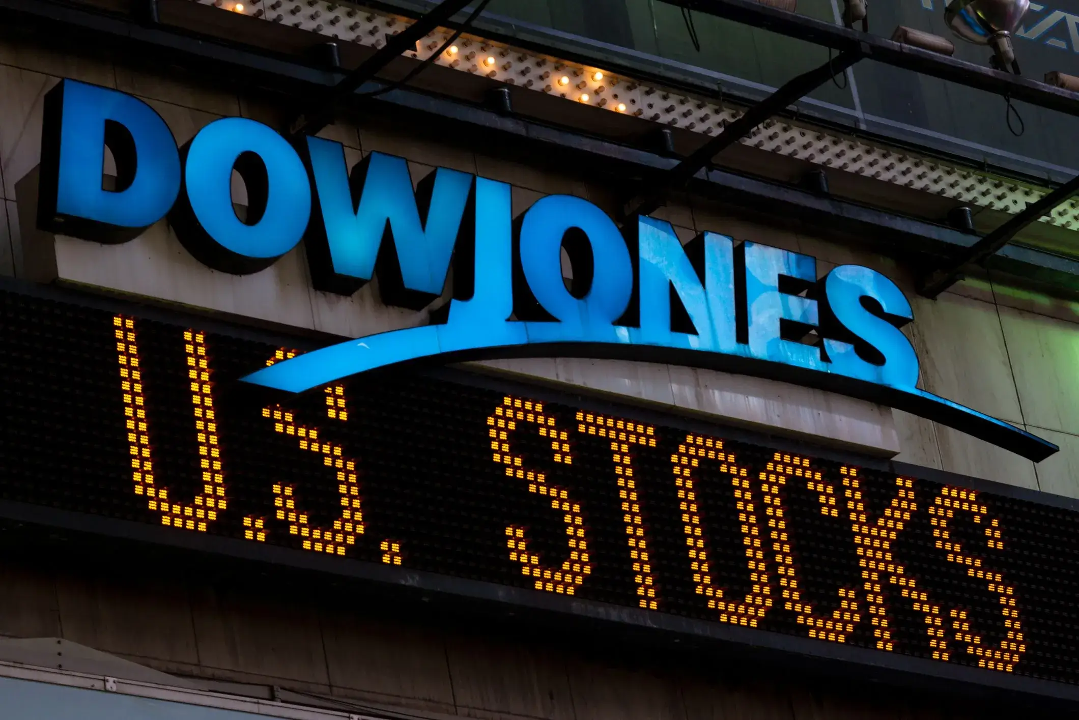 Индустриалният индекс Dow Jones е нараснал само с 4 през