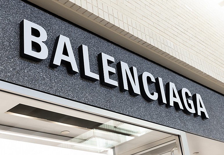 Balenciaga вече приема плащания в Биткойн и Етериум