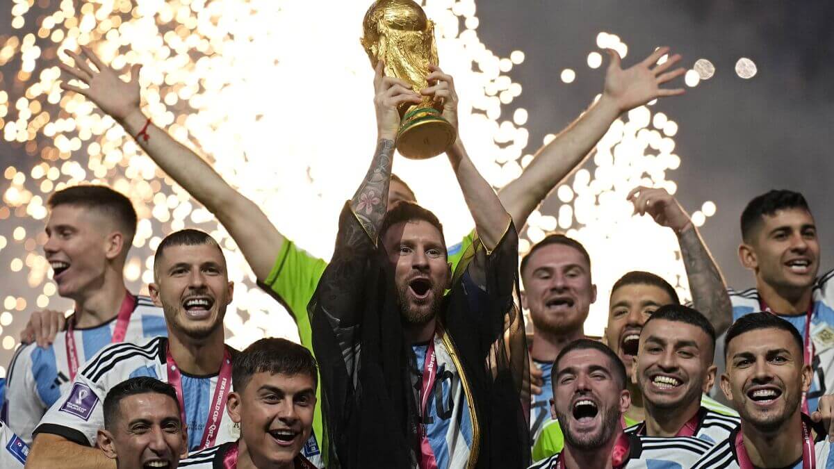 Световното в Катар приключи – Аржентина спечели трофея, нo токена на отбора се срина