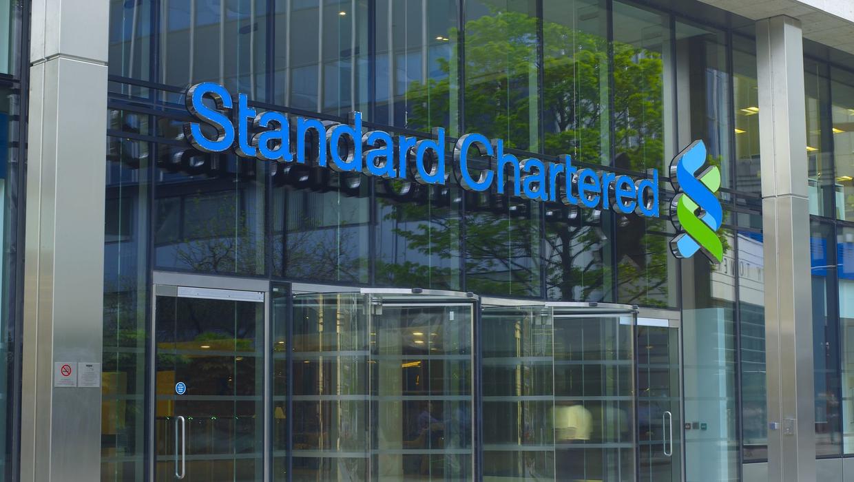 Главният изпълнителен директор на Standard Chartered Бил Уинтърс обясни че