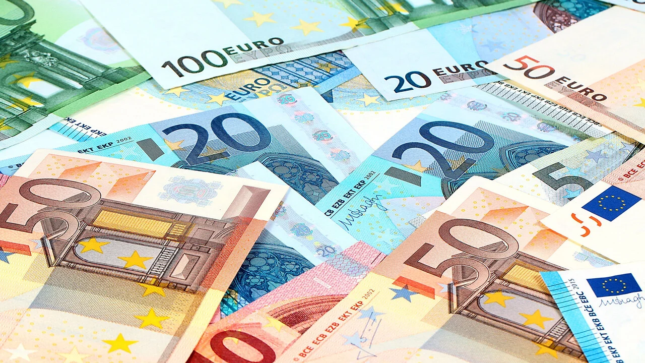 Еврото дебютира на 1 януари 1999 г като първоначално то