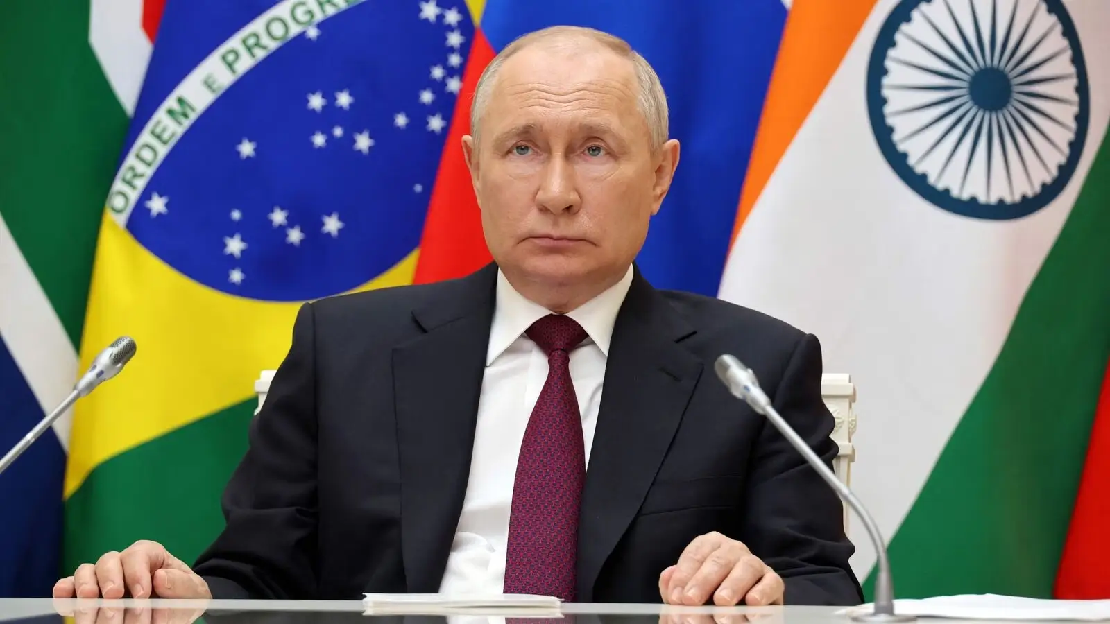Президентът на Русия Владимир Путин призовава страната да спре да