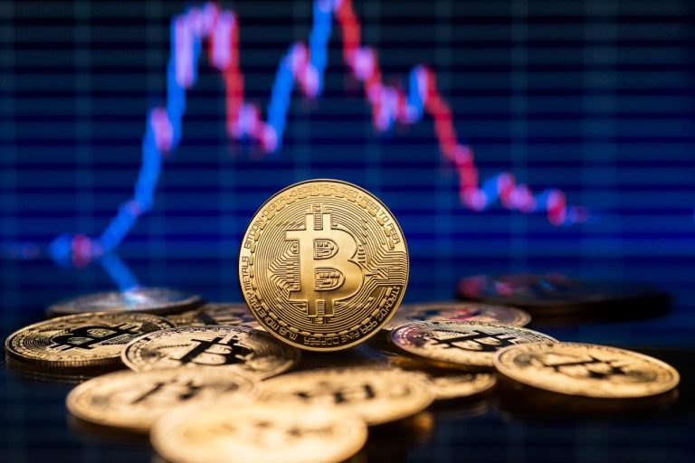 Цената на Биткойн достигна рекордни равнища, докато балансите на борсите се сринаха