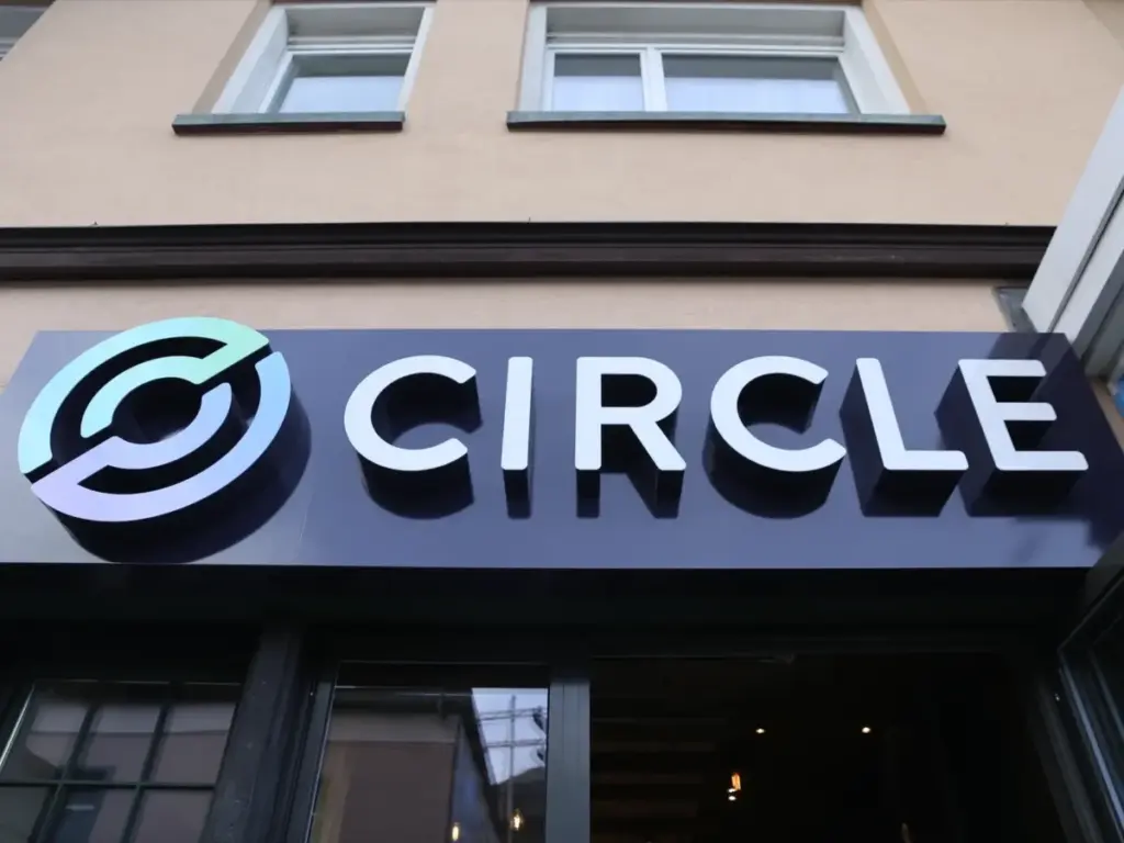 лого на circle върху сграда